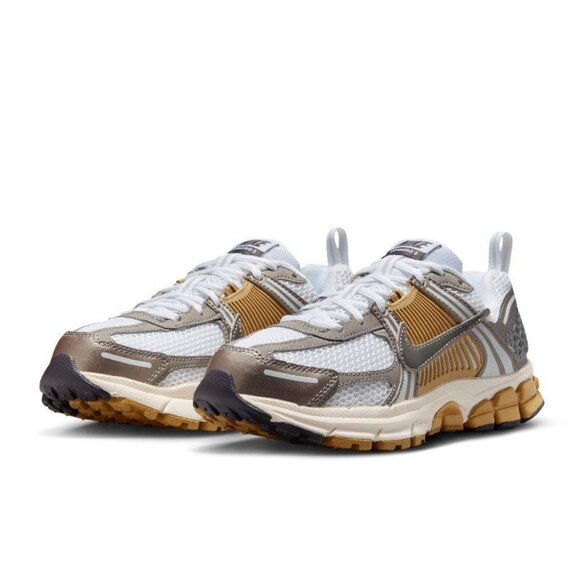 NIKE Vomero 5 Grade School 7 Women's 8.5 HF6998-004 Air Zoom NEW Metallic Beige - Picture 1 of 6